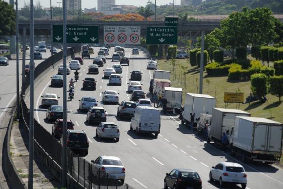 PRF restringe tráfego de caminhões em rodovias federais durante feriados 