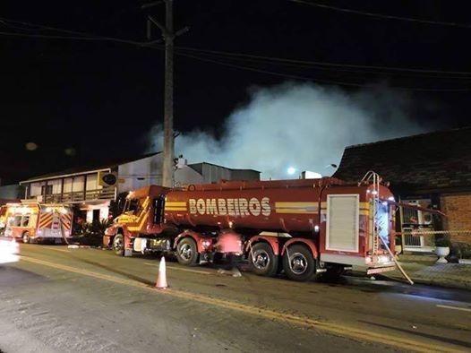 Bombeiros trabalham mais de 12 horas no incêndio da empresa Blukit em Blumenau