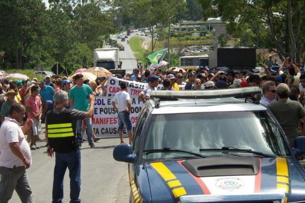 Manifestação de comerciantes bloqueia BR-470 em Pouso Redondo