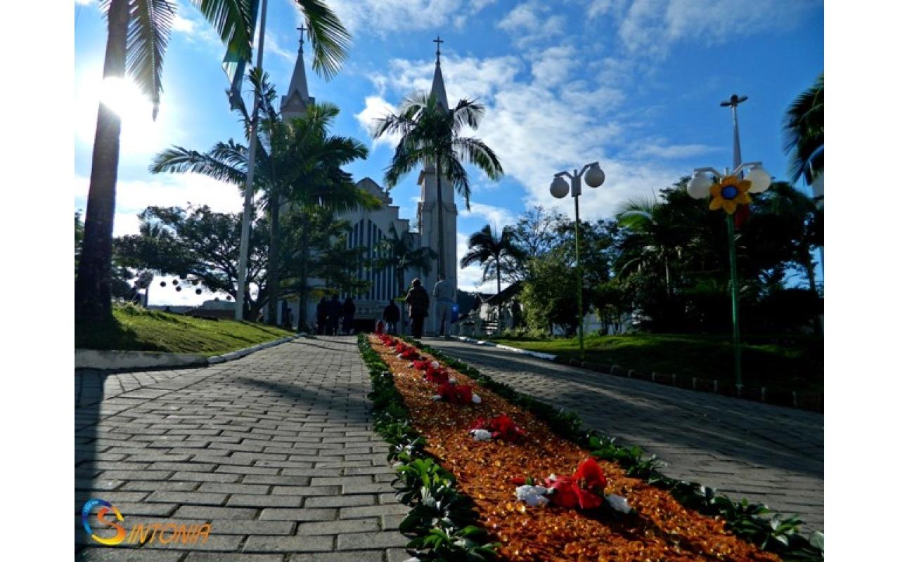 Fiéis saem as ruas para celebrar o Dia de Corpus Christi em Ituporanga