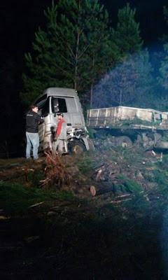 ACIDENTE: Carreta de Vidal Ramos sai de pista na Região Serrana 
