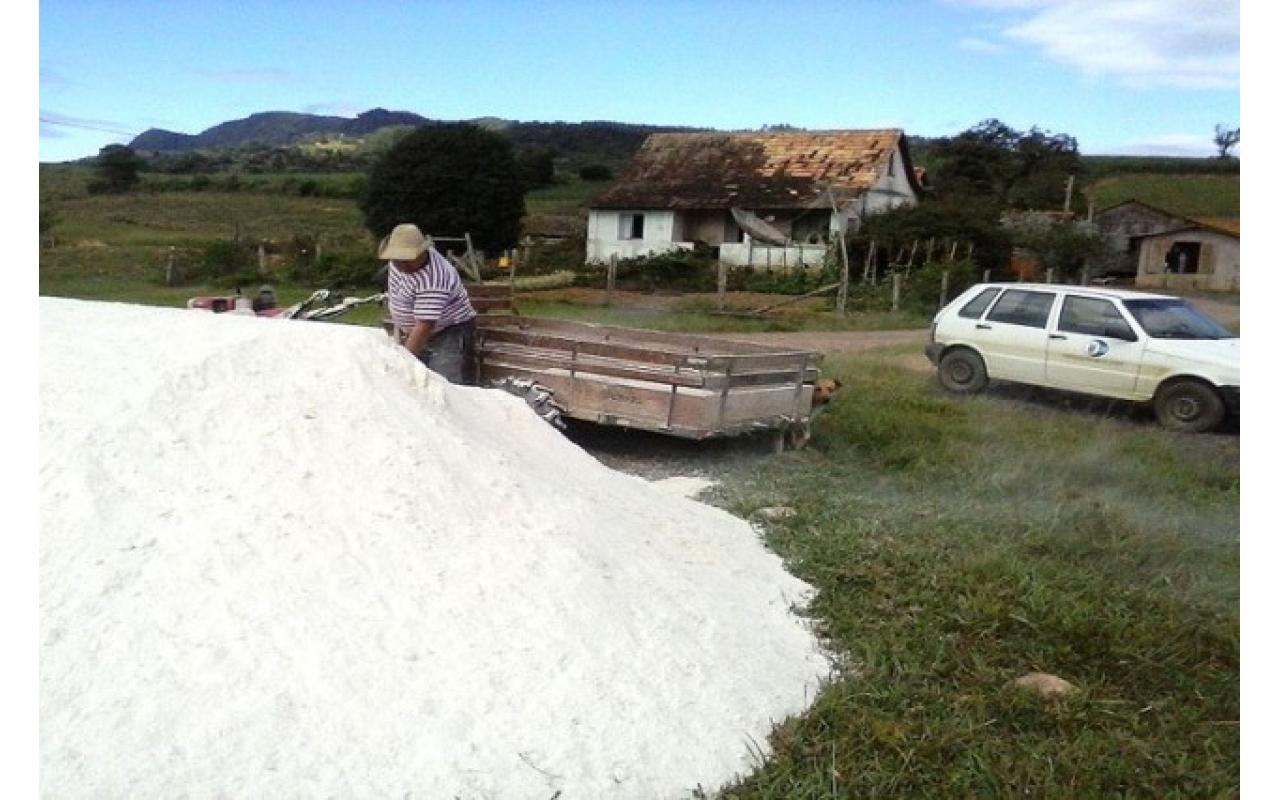 ALFREDO WAGNER: Agricultores já podem solicitar calcário pelo Programa Terra Boa