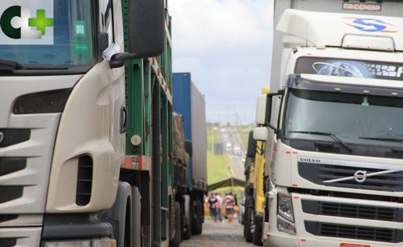 Caminhoneiros seguem pelo segundo dia com paralisação na BR-116, em Lages 