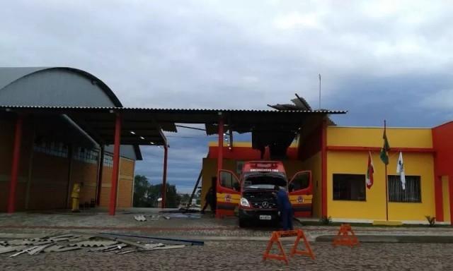Vendaval atinge pelo menos oito municípios do Oeste de SC