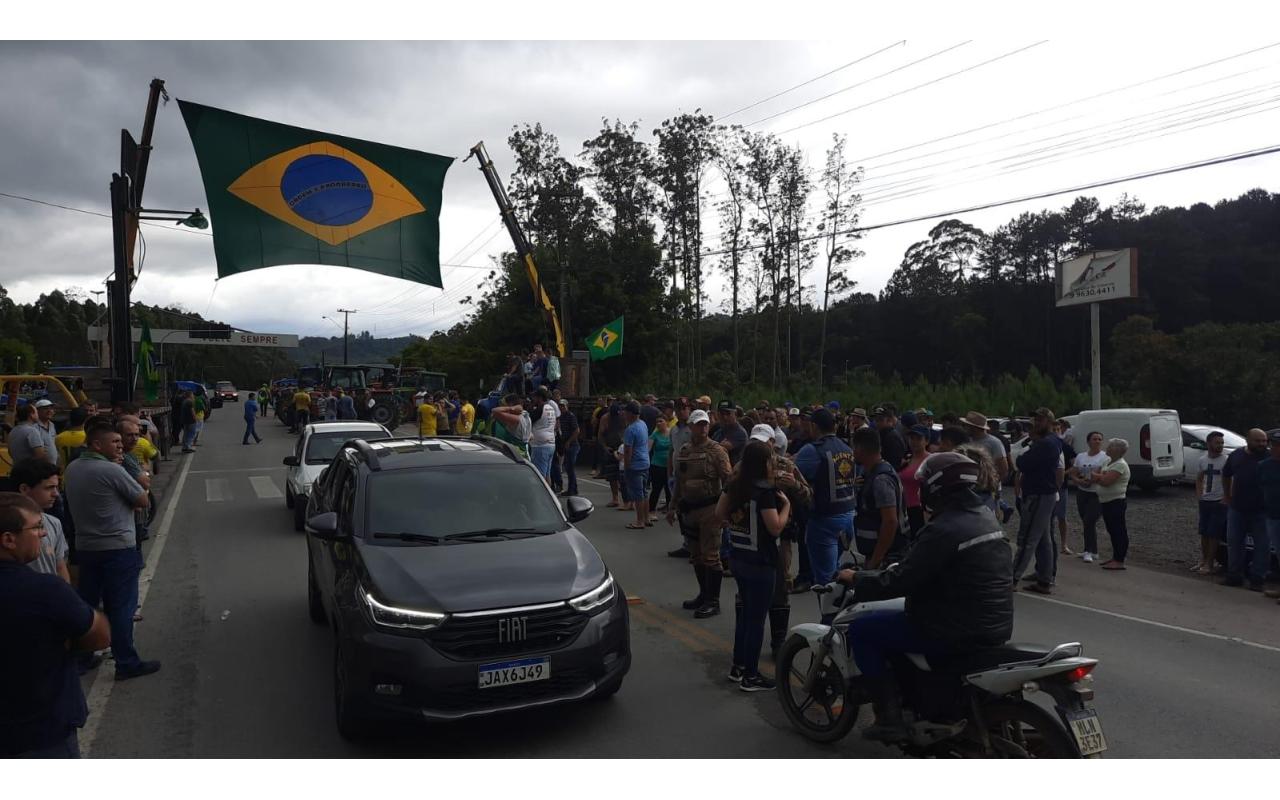 Eleições 2022: eleitores de Bolsonaro se concentram no portal de acesso a Ituporanga