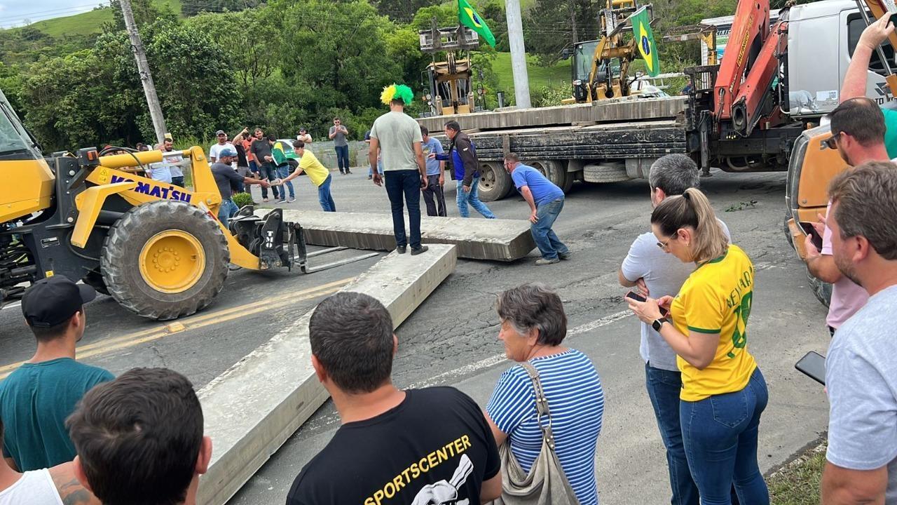 Eleições 2022: Manifestantes começam a se movimentar para bloquear trecho da BR-470 em Trombudo Central