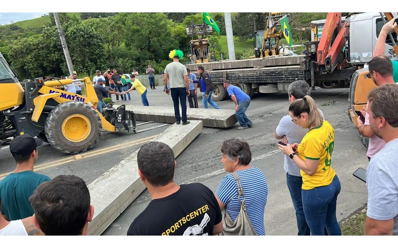 Eleições 2022: Manifestantes começam a se movimentar para bloquear trecho da BR-470 em Trombudo Central