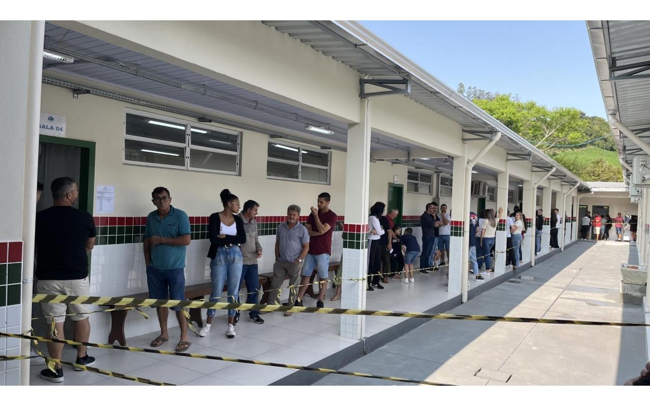 Eleitores chegam cedo para votar em Vidal Ramos