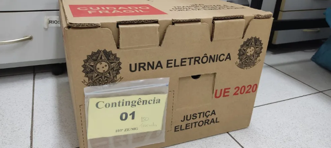 Eleitores votam com cédulas após problemas em urna eletrônica no Alto Vale 