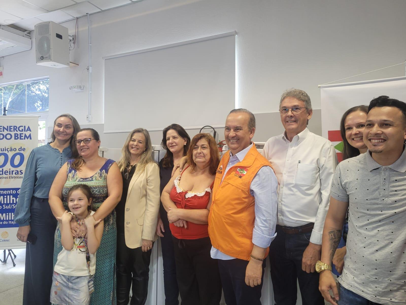 Programa Energia do Bem entrega eletrodomésticos para famílias atingidas pelas enchentes em Rio do Sul