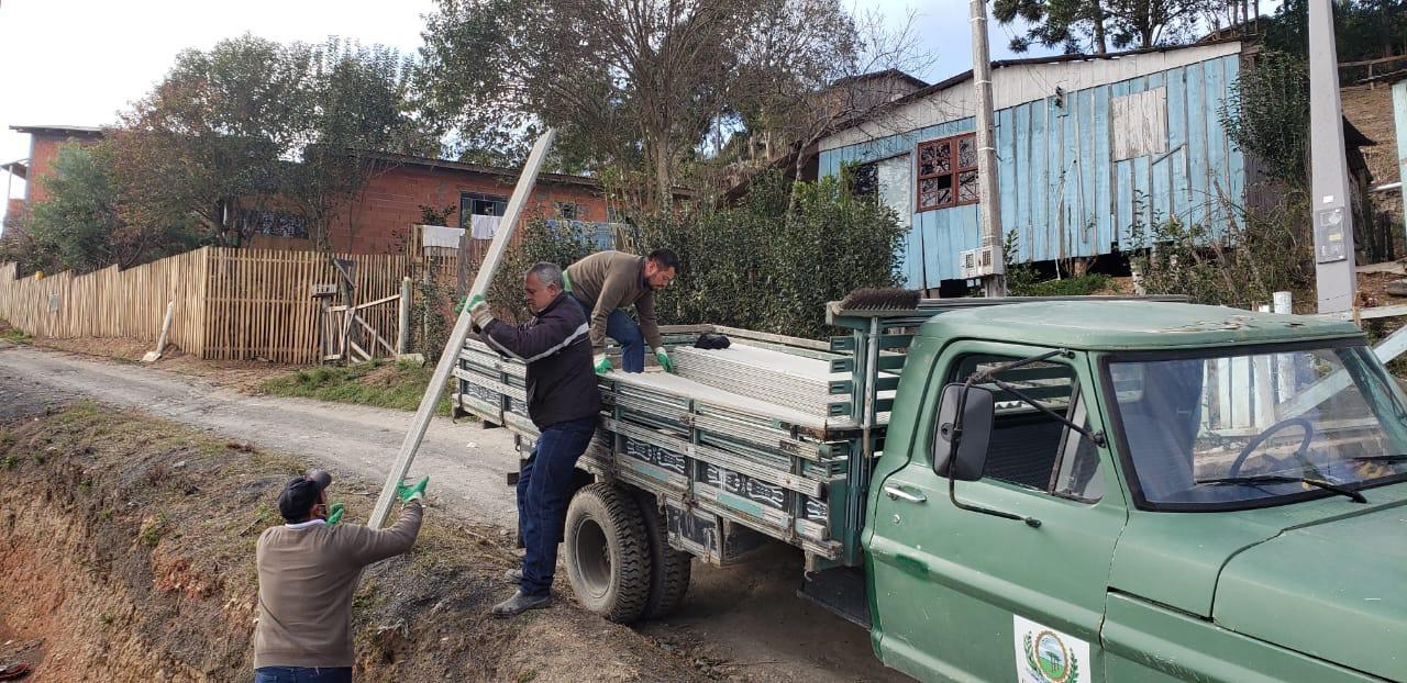 Em Bom Retiro administração tem buscado apoio da Defesa Civil para fornecer telhas para moradores 