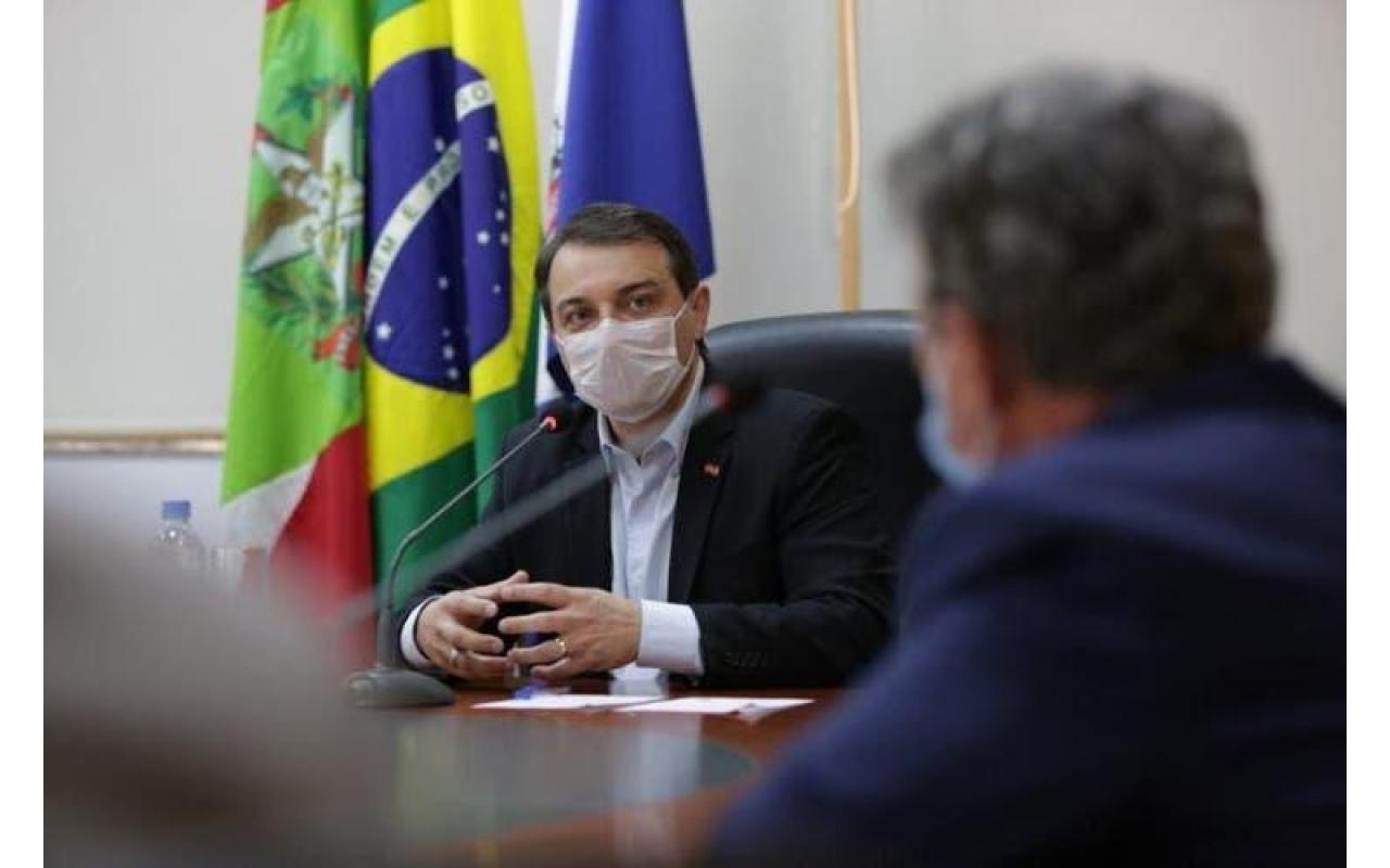Em Joinville, governador diz que volta de aulas e transporte será avaliada por regiões de SC