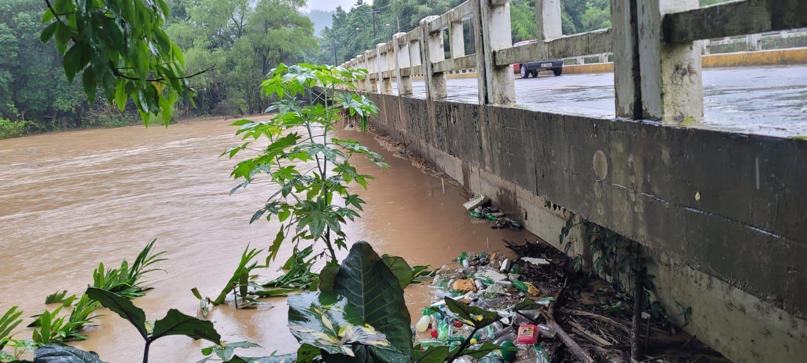 Rio Itajaí sai da calha e ocasiona a maior enxurrada da história de Vidal Ramos