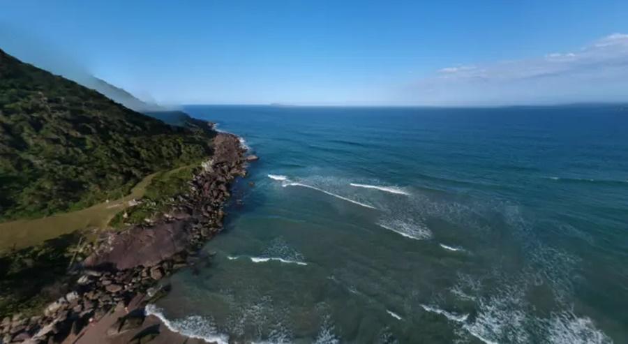 Embarcação pesqueira naufraga na costa de Santa Catarina; Marinha é acionada