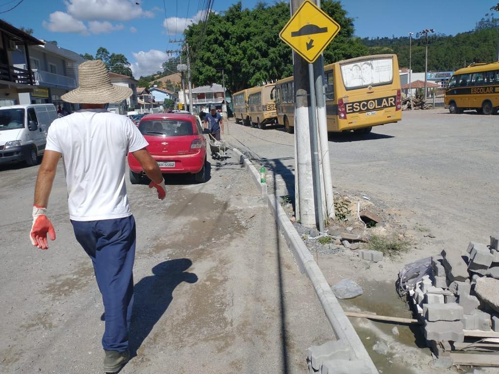 Empreiteira retorna os trabalhos de pavimentação da Rua 15 no centro de Aurora