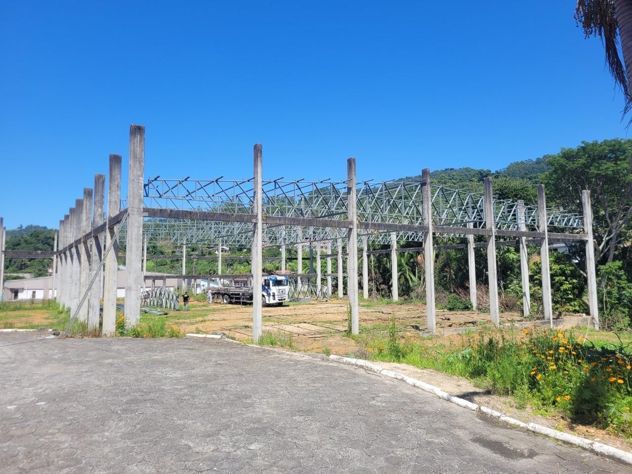 Empresa vencedora da licitação inicia implantação da cobertura do centro multiuso em Vidal Ramos