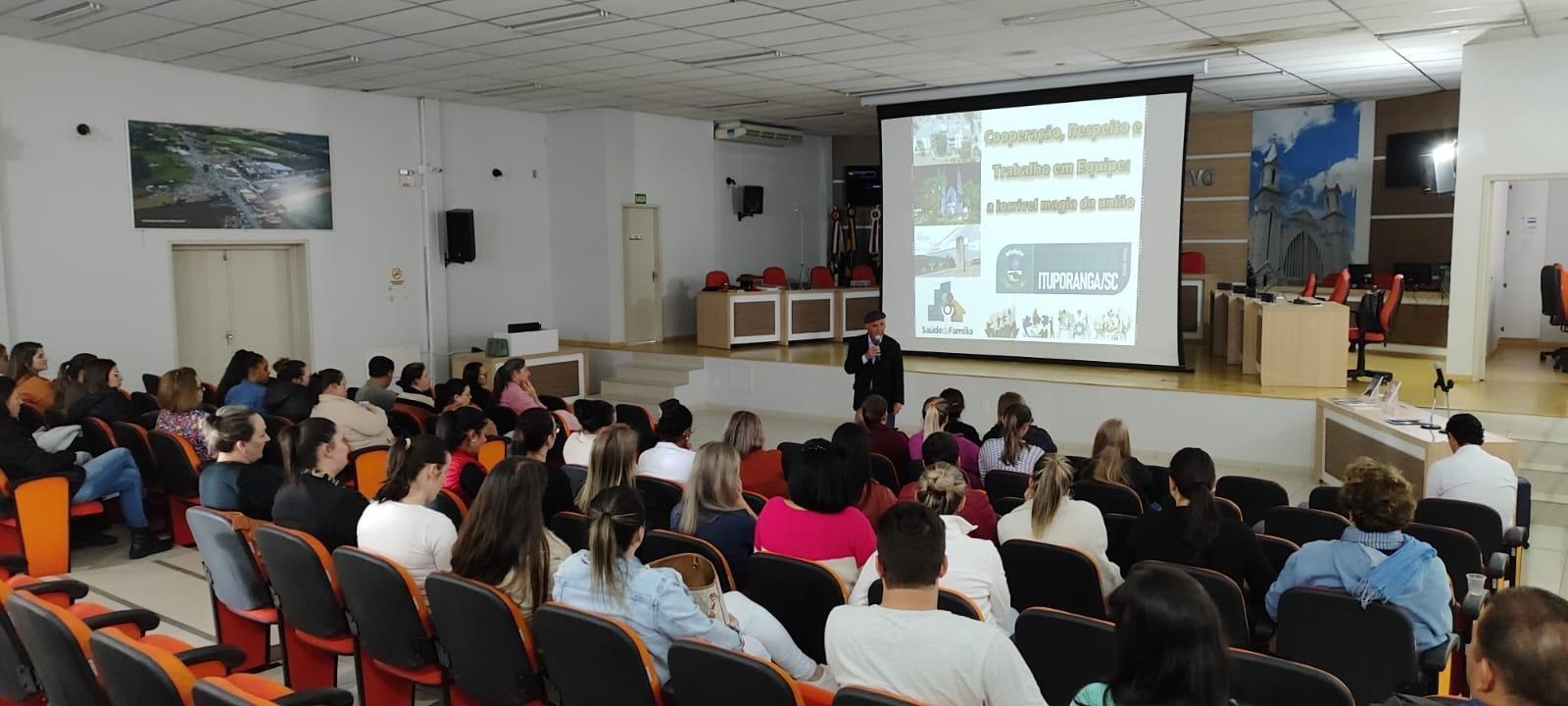 Enfermeiros de Ituporanga são homenageados com palestra show 