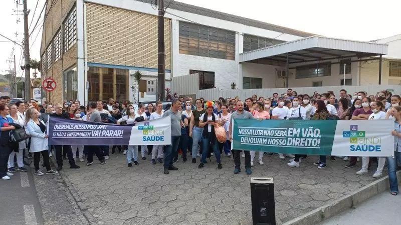 Enfermeiros de SC articulam paralisação em protesto pela suspensão do piso da categoria