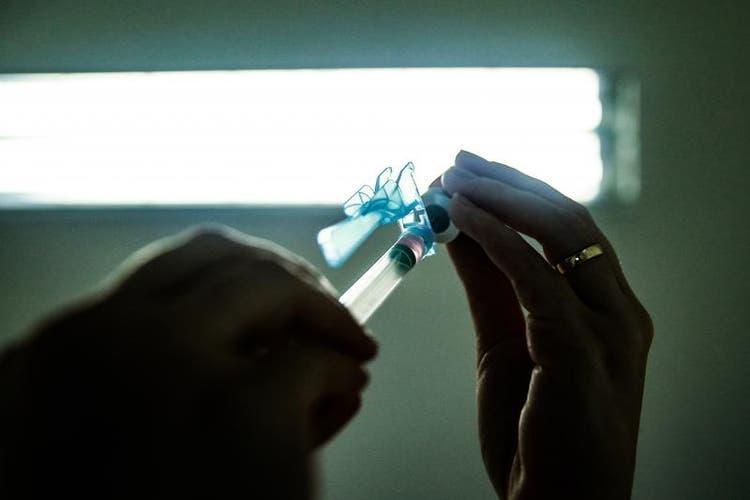 Epidemia de desinformação: fake news sobre vacinas levam à queda na imunização em SC 