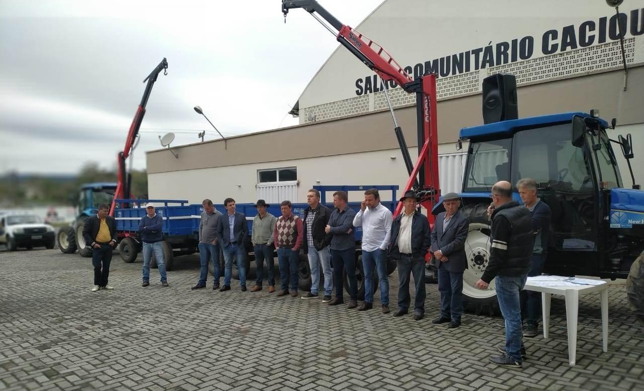 Equipamentos são entregues para associações de agricultores em Ituporanga 