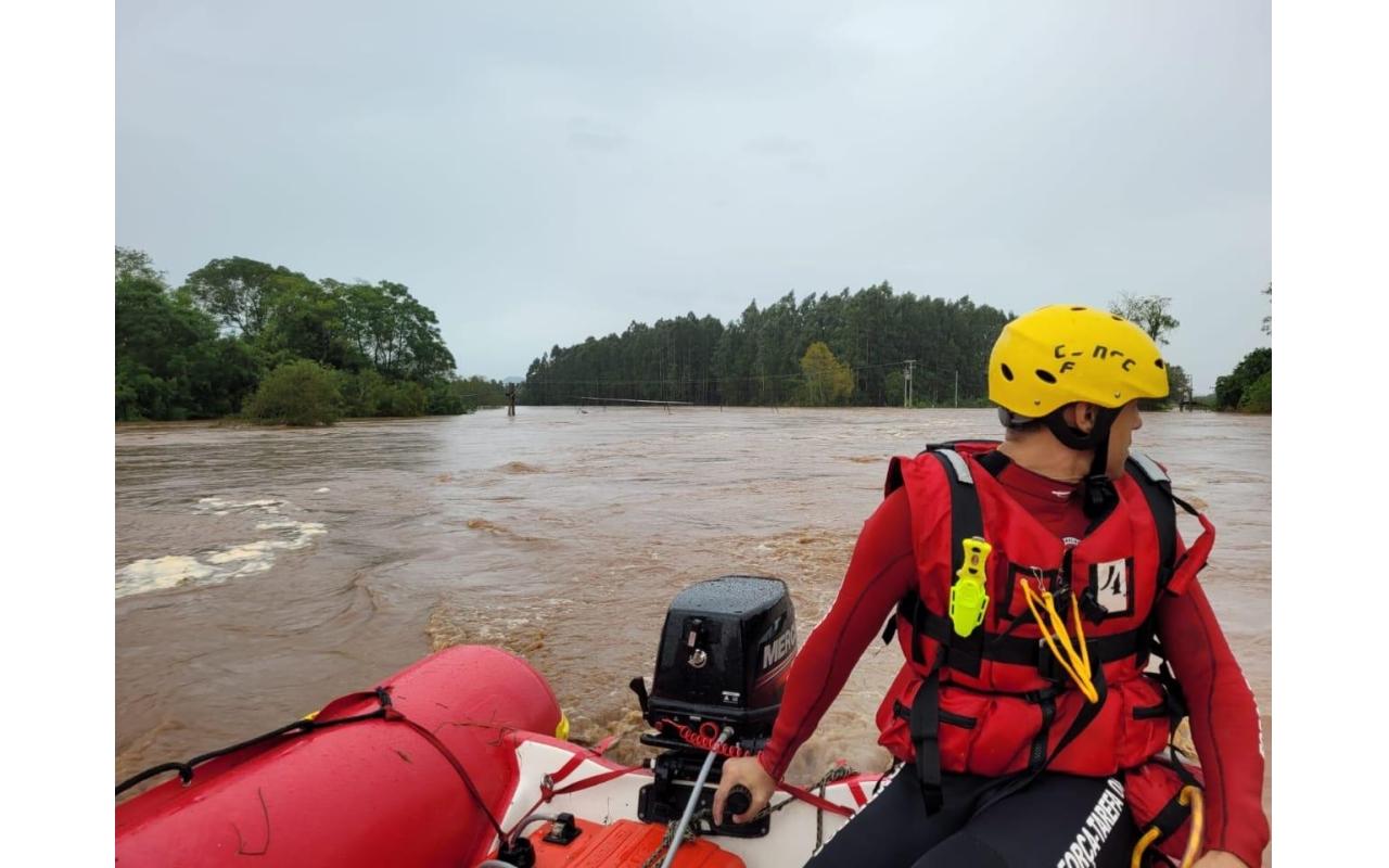 Equipes de Santa Catarina ajudam no resgate de pessoas no Rio Grande Sul
