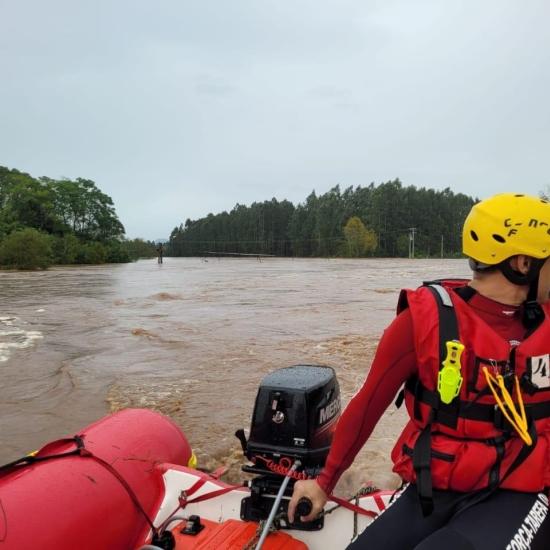 Equipes de Santa Catarina ajudam no resgate de pessoas no Rio Grande Sul