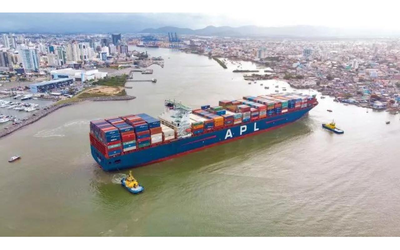Escoamento das Barragens de Ituporanga e Taió impede atividade de navios em Itajaí e Navegantes; manobras foram suspensas na manhã desta segunda (17)