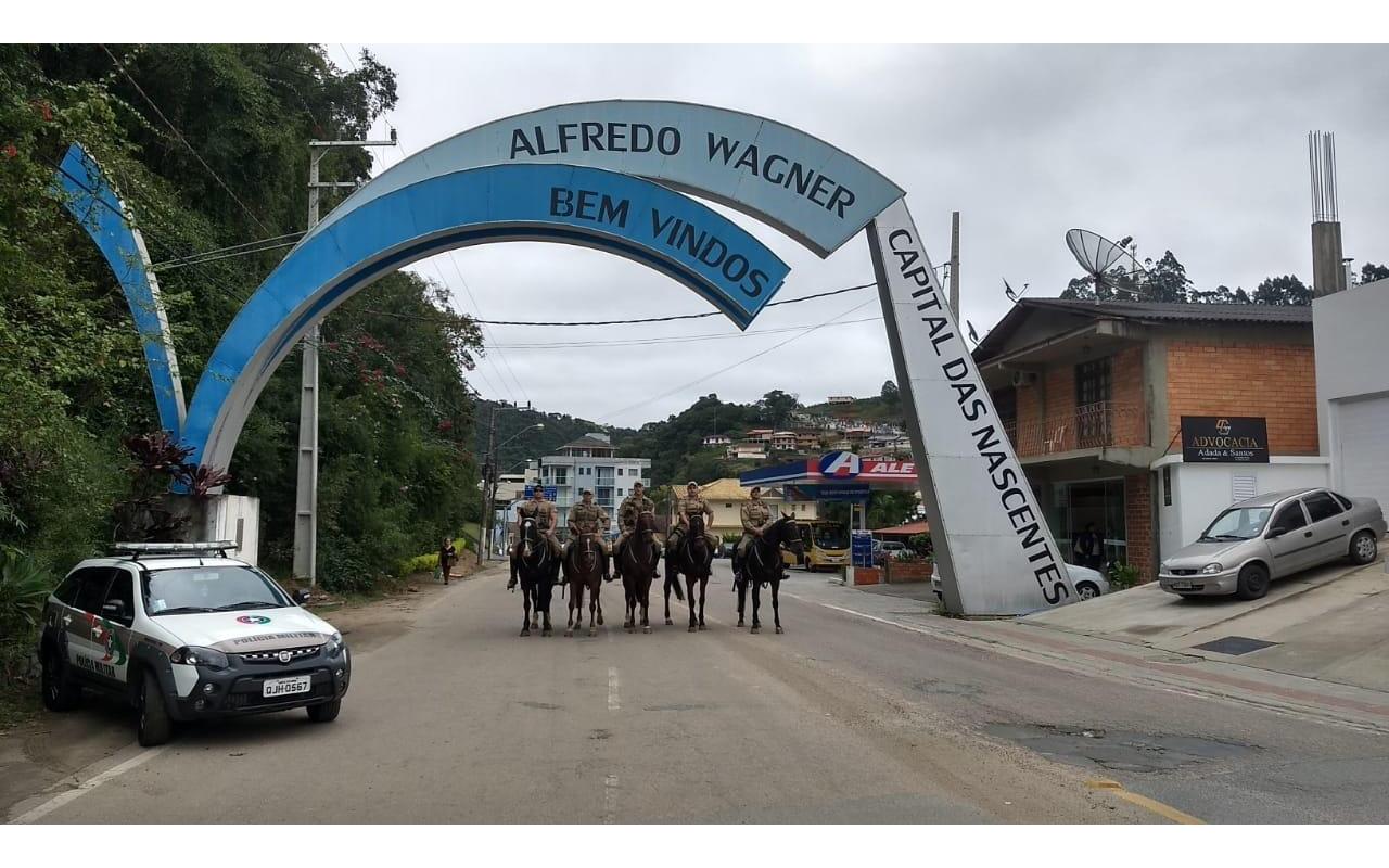 Esquadrão da Polícia Montada de Lages auxilia no policiamento em Alfredo Wagner