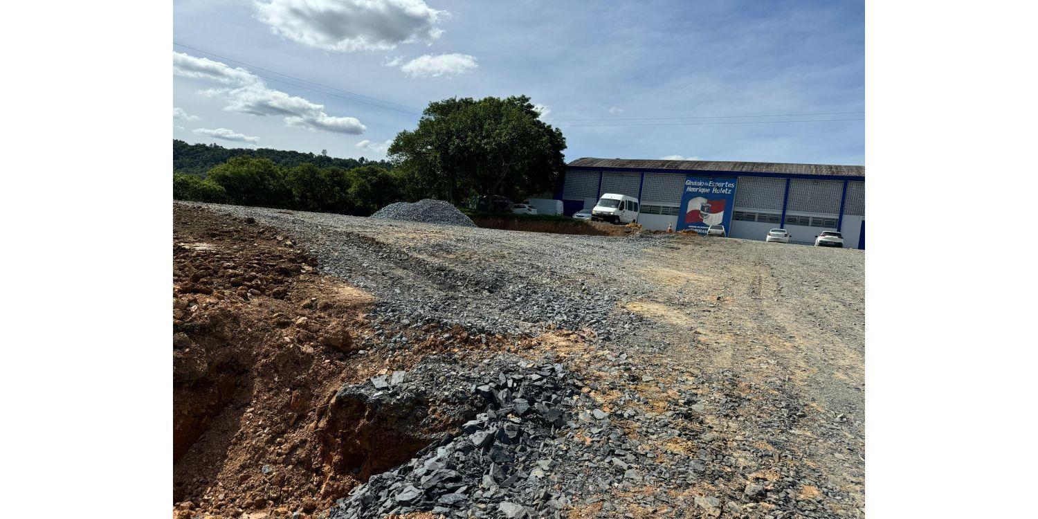 Estacionamento do Ginásio Henrique Holetz recebe pavimentação em Ituporanga