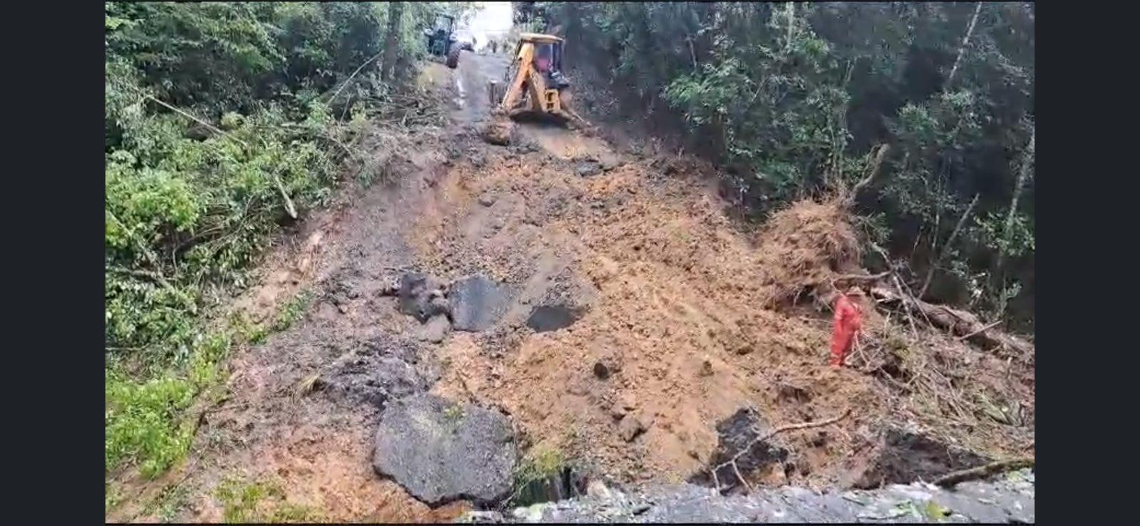 Estrada no interior de Atalanta abre cratera com mais de 10 metros de profundidade