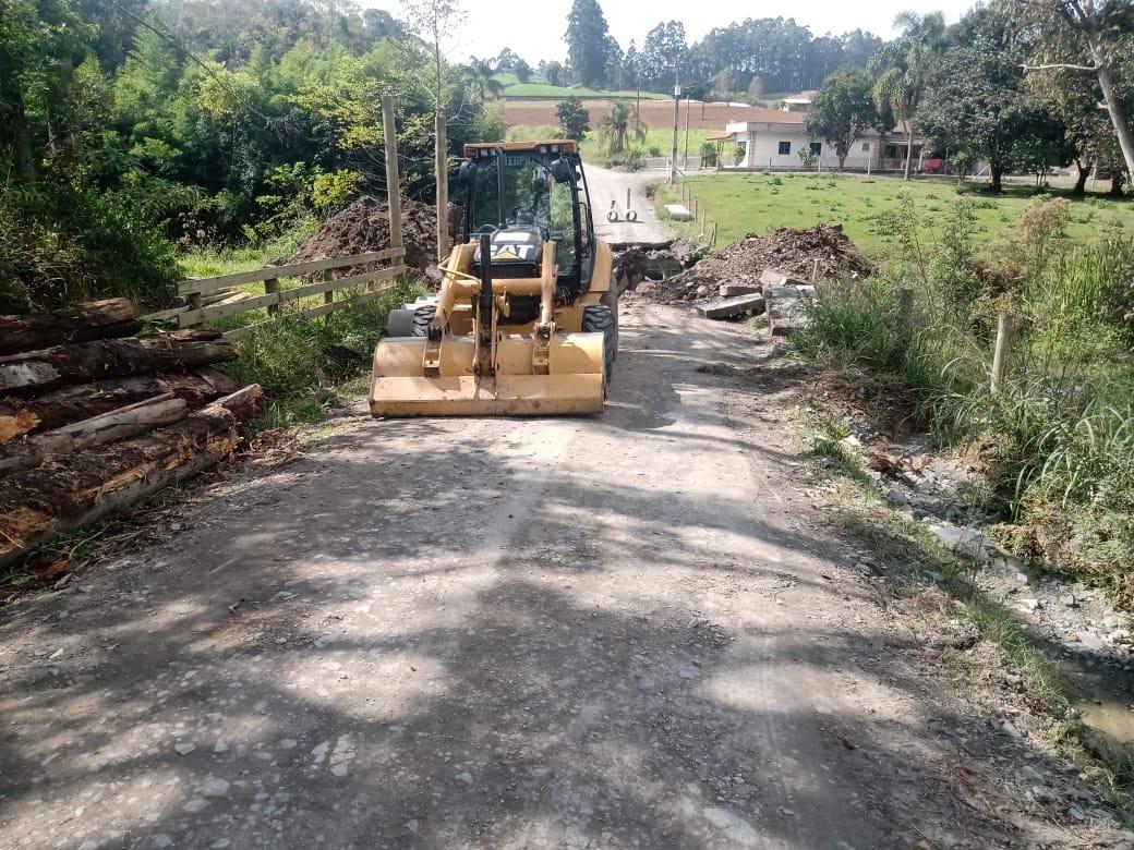 Estrada que liga as comunidades de Rio Caçador e São João em Atalanta é interditada 