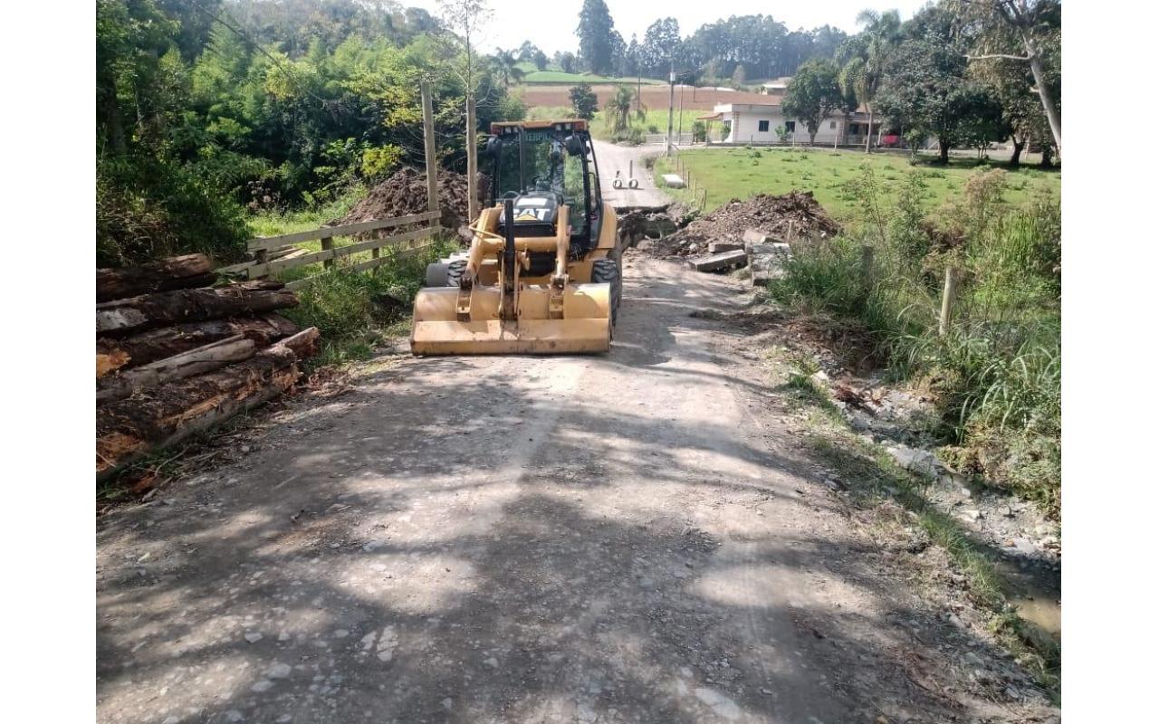 Estrada que liga as comunidades de Rio Caçador e São João em Atalanta é interditada 