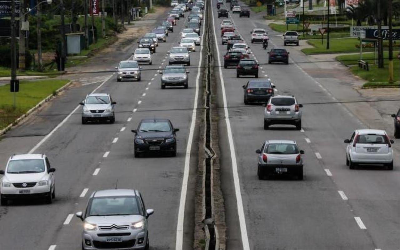 Estradas estaduais de SC têm reforço na fiscalização no fim de ano; projeção é de alta de 10% a 20% no movimento 