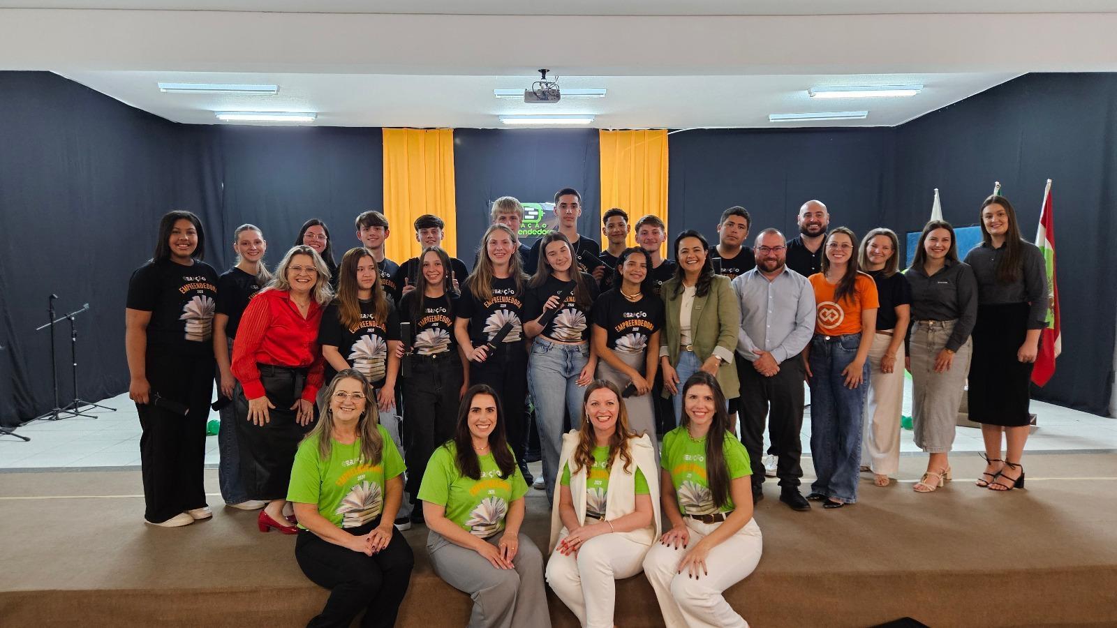 Estudantes de Ituporanga concluem programa de empreendedorismo com projetos inovadores