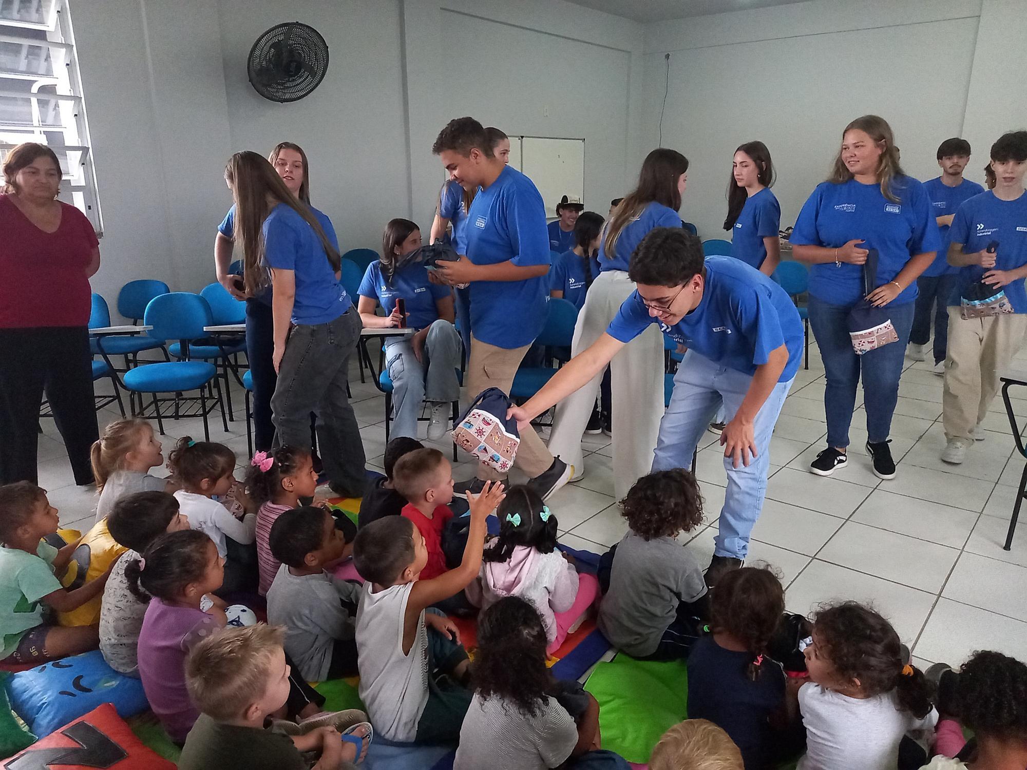 Estudantes do SENAI entregam roupas e livros a escola de Ituporanga