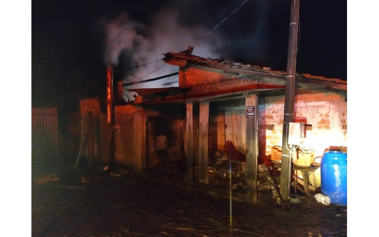 Estufa de fumo é destruída em incêndio em Chapadão do Lageado 