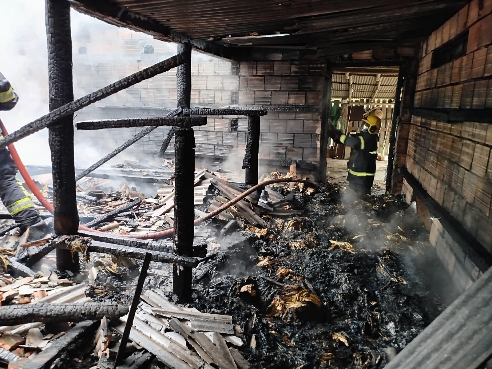 Estufa de fumo é destruída por incêndio no Alto Rio Saltinho, em Chapadão do Lageado