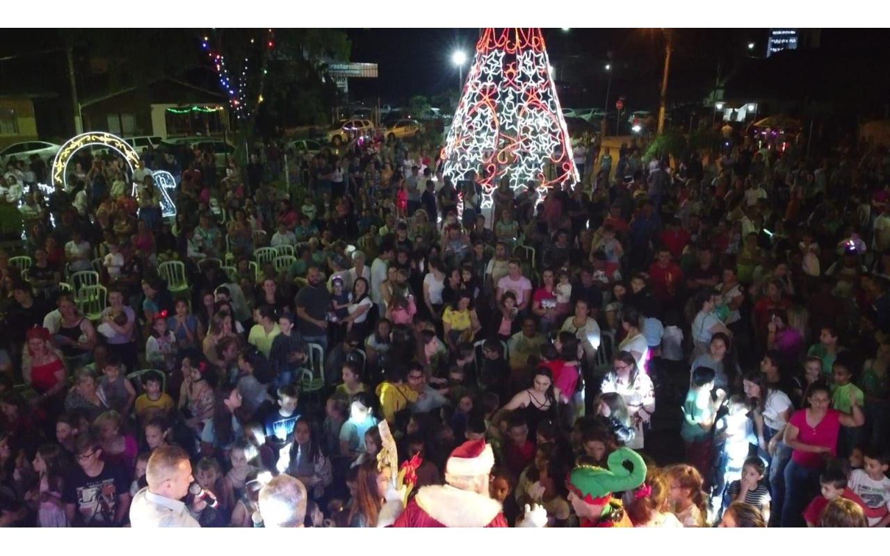 Evento de abertura do natal lota a praça central de Vidal Ramos