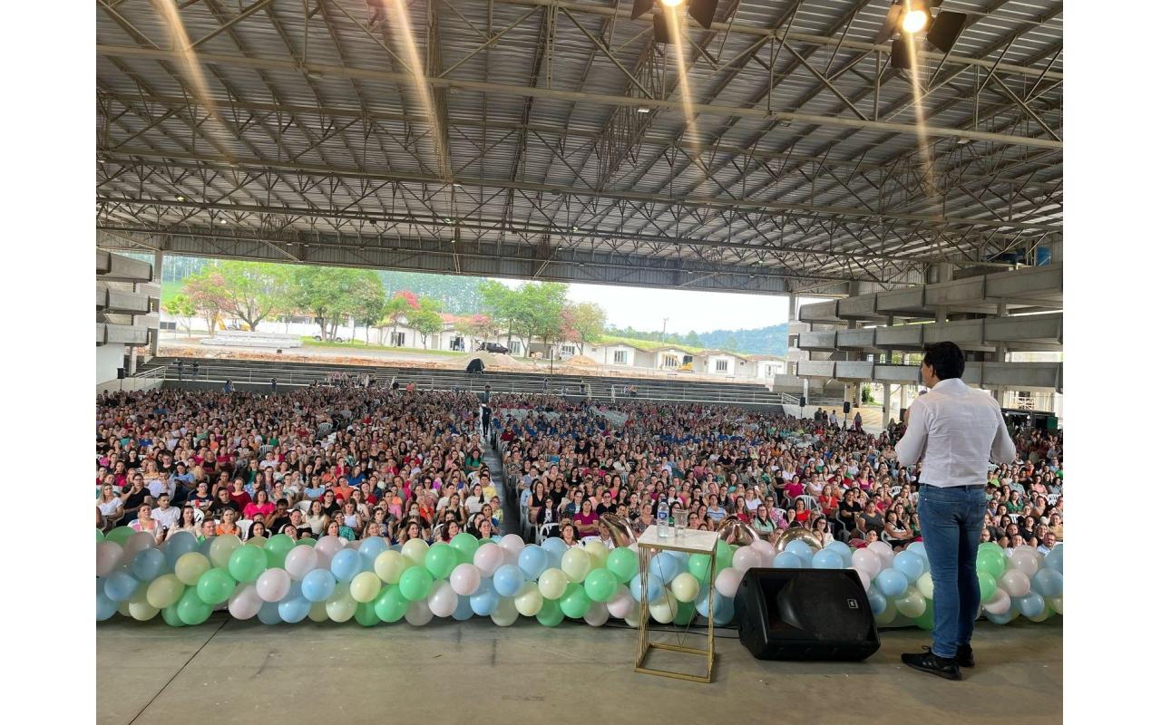Evento promovido pela AMAVI reúne mais de 3 mil professores em Ituporanga