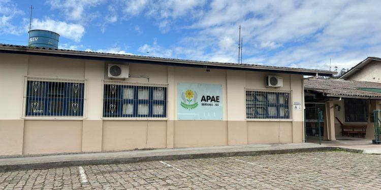 Ex-funcionária e companheiro são indiciados por furto e lavagem de dinheiro contra APAE do Alto Vale