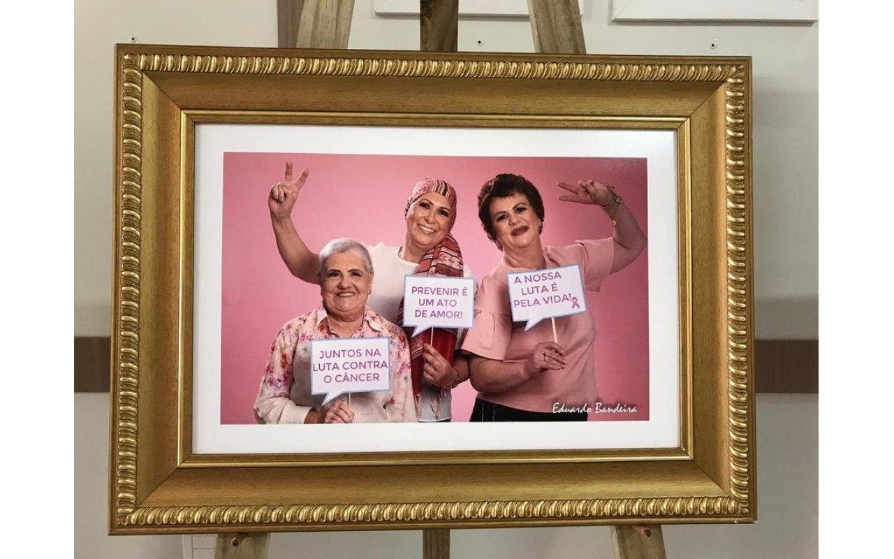Exposição no Hospital Regional mostra mulheres depois de enfrentar o câncer de mama