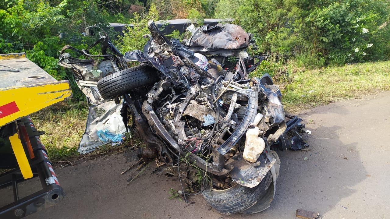 Quatro pessoas morrem em batida de frente entre carro e carreta na BR-470