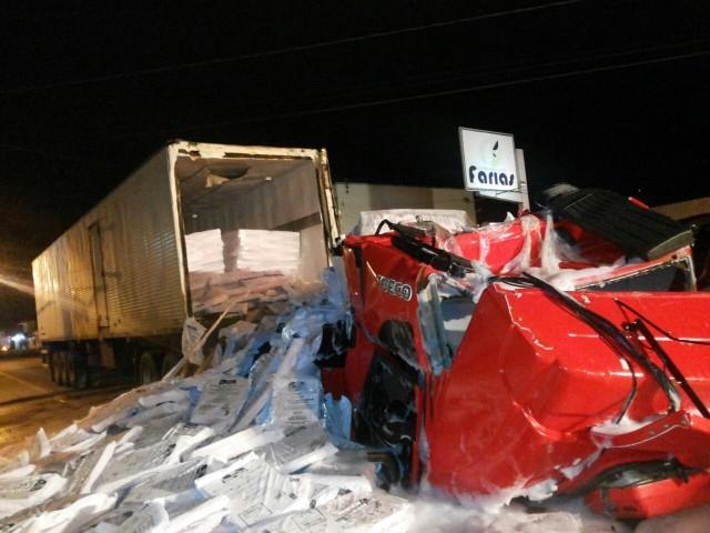 BR 470: Carga esmaga cabine de caminhão e motorista sai ileso
