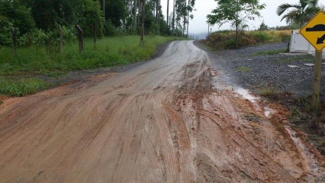 UNIDADE MÓVEL COMUNIDADE: Morador questiona altura de lombada construída no Faxinal Vila Nova em Ituporanga  