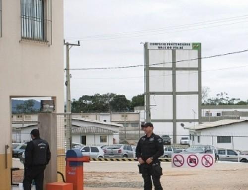 Suspeito de integrar grupo que construiria submarino para traficar drogas é interrogado em Itajaí
