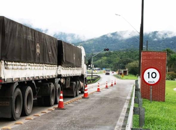 Mais de 90% dos caminhões trafegam com excesso de peso em SC, diz PRF