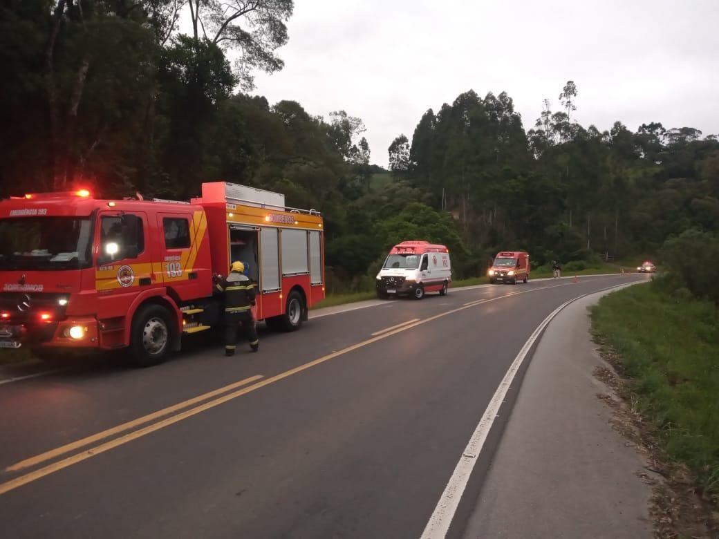 Família cai com veículo em ribanceira no município de Alfredo Wagner