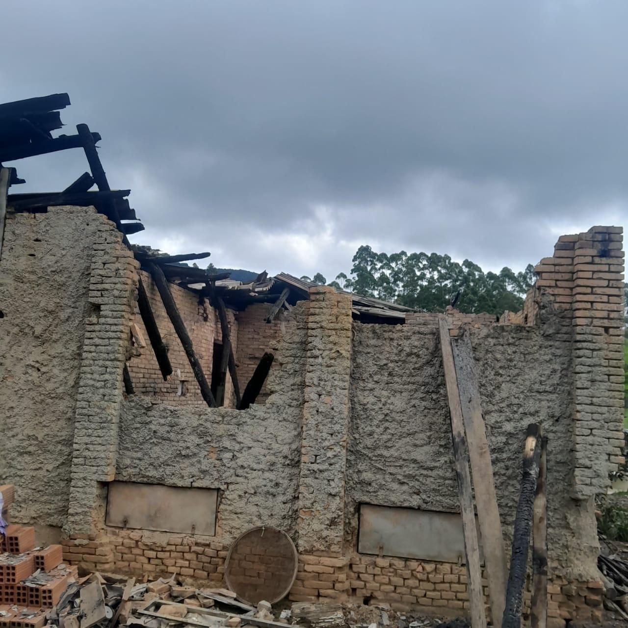Família de Leoberto Leal pede ajuda após fogo destruir estufa e galpão