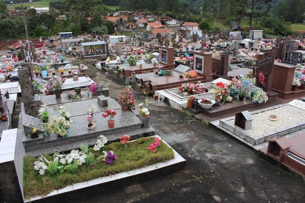 Famílias fazem limpeza e preparam túmulos para o Dia de Finados em Ituporanga