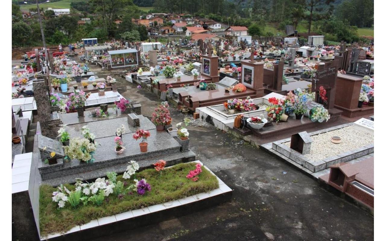 Famílias fazem limpeza e preparam túmulos para o Dia de Finados em Ituporanga
